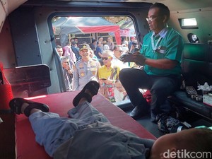 Unik! Ratusan Bocah Garut Disunat di Mobil Tempur Polisi