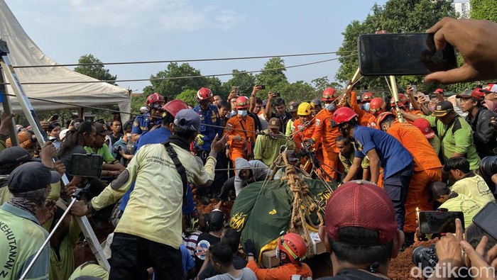 Proses pemakaman pria obestias 300 kg. (Devi/detikcom)
