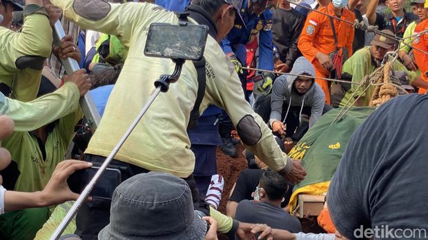 Proses pemakaman pria obestias 300 kg. (Devi/detikcom)