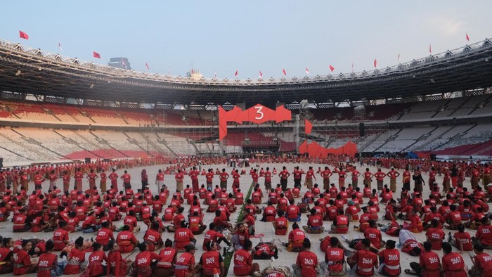 Sekjen DPP PDI Perjuangan (PDIP) Hasto Kristiyanto bersama Ketua DPP PDIP Puan Maharani memantau langsung kesiapan puncak Bulan Bung Karno (BBK) 2023 di Stadion Gelora Bung Karno, Senayan, Jakarta, pada Kamis (22/6/2023).