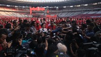 Sekjen DPP PDI Perjuangan (PDIP) Hasto Kristiyanto bersama Ketua DPP PDIP Puan Maharani memantau langsung kesiapan puncak Bulan Bung Karno (BBK) 2023 di Stadion Gelora Bung Karno, Senayan, Jakarta, pada Kamis (22/6/2023). 