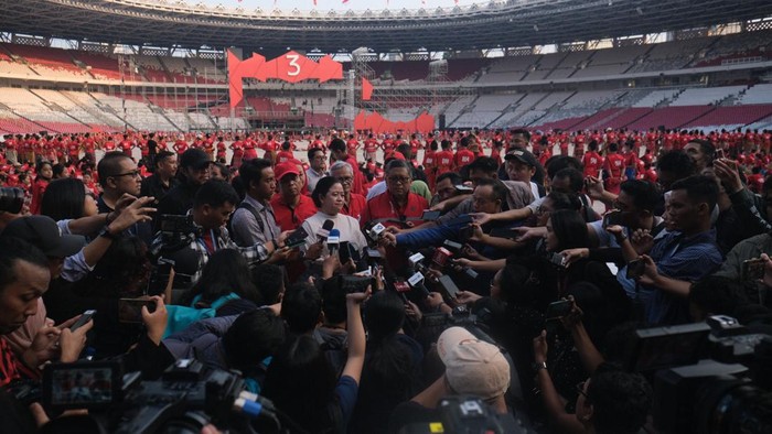Sekjen DPP PDI Perjuangan (PDIP) Hasto Kristiyanto bersama Ketua DPP PDIP Puan Maharani memantau langsung kesiapan puncak Bulan Bung Karno (BBK) 2023 di Stadion Gelora Bung Karno, Senayan, Jakarta, pada Kamis (22/6/2023).