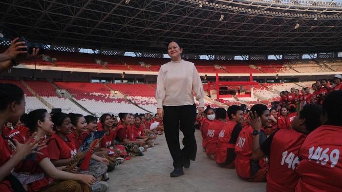 Sekjen DPP PDI Perjuangan (PDIP) Hasto Kristiyanto bersama Ketua DPP PDIP Puan Maharani memantau langsung kesiapan puncak Bulan Bung Karno (BBK) 2023 di Stadion Gelora Bung Karno, Senayan, Jakarta, pada Kamis (22/6/2023).