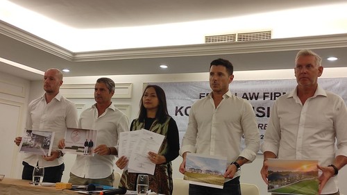 Konferensi pers WNA dan kuasa hukumnya dalam kasus Apartemen Double View Mansion di kawasan Seminyak, Kabupaten Badung, Kamis (22/6/2023).