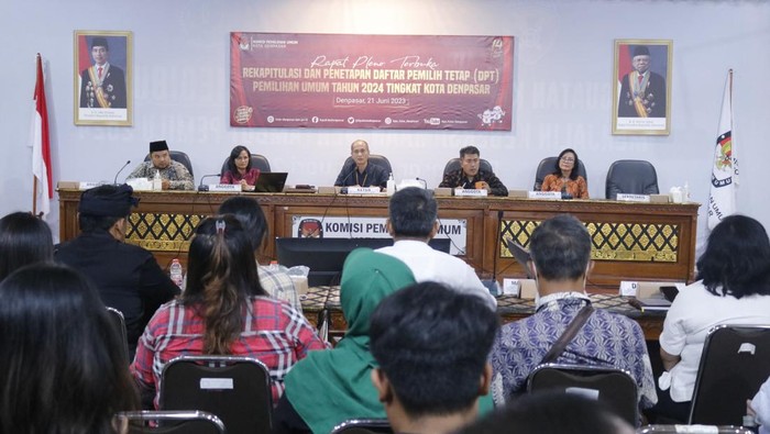 Rapat pleno rekapitulasi dan penetapan DPT Pemilu 2024 Kota Denpasar, Rabu (21/6/2023).