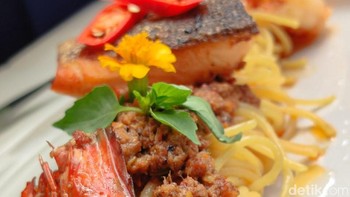 Saat menggunakan Redmi Note 12 Pro, Togi menghindari penggunaan kamera wide. Sebab ada distorsi yang bikin makan dan piring tidak proporsional bentuknya. / Foto: Adi Fida Rahman/detikINET