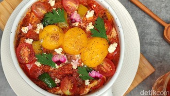 Mengambil foto makanan dari sudut atas. Foto: Adi Fida Rahman/detikINET