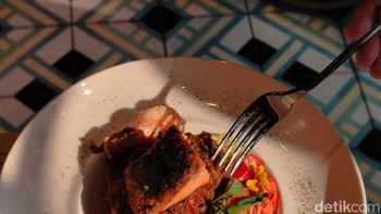 Bila ingin memotret malam, pastikan ada bantuan cahaya dari sebelah kiri maupun kanan. Foto: Adi Fida Rahman/detikINET