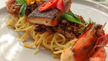 Biasanya piringnya jadi sedikit agak lonjong. Sebenarnya dalam prinsip foto makanan tidak boleh hal itu, ujarnya. Karena itu Togi pakai digital zoom 2x di kamera utama. Dengan settingan tersebut dia dapat menangkap detail makanan namun bisa meminimalkan efek kuatnya. Foto: Adi Fida Rahman/detikINET