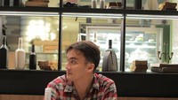 Soal kuliner, rupanya pemain FTV yang satu ini punya ketertarikan dengan kopi. Ada banyak momennya saat menikmati kopi di berbagai tempat. Foto: Instagram @rendykjaernett1