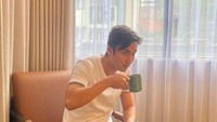 Salah satunya momen saat nongkrong di restoran. Rendy Kjaernett pun menikmati kopi. Begini pose candidnya saat menikmati secangkir kopi favoritnya. Foto: Instagram @rendykjaernett1