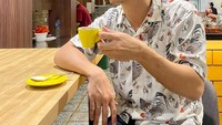 Bahkan saat sedang staycation di sebuah hotel pun, Rendy Kjaernett tetap tak mau ketinggalan untuk menikmati kopi, seperti pada momen ini. Foto: Instagram @rendykjaernett1