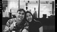 Momen romantis antara Rendy Kjaernett dan Lady Veronica Nayoan dapat terlihat dari momen ini. Mereka berpose lucu sebelum menikmati dessert di depannya. Foto: Instagram @rendykjaernett1