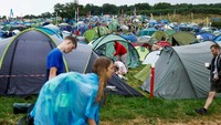 Penggemar yang gembira mengenakan topi matahari dan membawa peralatan berkemah ke lokasi festival seni dan musik terbuka terbesar di dunia, bersiap untuk menyaksikan ratusan aksi selama lima hari yang berpuncak pada pertunjukan terakhir penyanyi Inggris Elton John di Inggris pada Minggu (25/6) malam.  