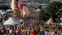 Festival tahun lalu, yang kembali setelah dua tahun absen karena COVID-19, menampilkan artis mulai dari Paul McCartney hingga Billie Eilish dan dihadiri oleh 210.000 penggemar.  