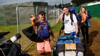 Orang-orang datang untuk menghadiri Festival Glastonbury, di Glastonbury, Inggris, sejak Rabu (21/6/2023). Festival musik yang ditunggu-tunggu ini akan menampilkan Elton John, Guns N Roses, dan Arctic Monkeys akhir pekan ini.