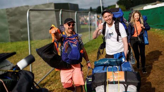 Ribuan Orang Siap Meriahkan Festival Glastonbury 2023 People gather at the Glastonbury Festival site in Somerset, Britain, June 21, 2023. REUTERS/Jason Cairnduff