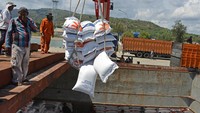 Pekerja membongkar beras impor asal Thailand dari kapal kargo berbendera Vietnam di Pelabuhan Malahayati, Krueng Raya, Kabupaten Aceh Besar, Aceh, Kamis (22/6/2023).  