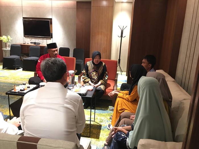 Risma Beri Bantuan