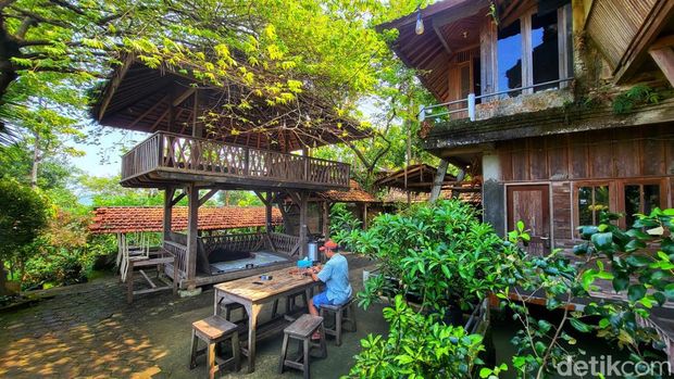 Rumah makan Saung Injuk Bah Yadi di Sukabumi.