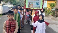 Ratusan siswa-siswi Madrasah Ibtidaiyah Negeri 20 melakukan kirab budaya di kawasan Marunda, Cilincing, Jakarta Utara, Kamis (22/6/2023). 