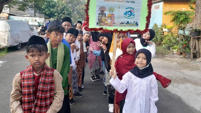 Ratusan siswa-siswi Madrasah Ibtidaiyah Negeri 20 melakukan kirab budaya di kawasan Marunda, Cilincing, Jakarta Utara, Kamis (22/6/2023).