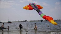 Festival ini memamerkan ragam bentuk layang-layang yang unik.