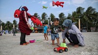 Menikmati suasana pantai sekaligus disuguhkan ragam jenis layang-layang akan membuat pengalaman tersendiri.