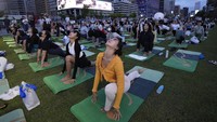 Orang-orang melakukan yoga untuk memperingati Hari Yoga Internasional di pusat kota Seoul, Korea Selatan. AP/Ahn Young-joon 