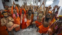 Orang suci Hindu menampilkan keterampilan yoga mereka di hadapan media pada Hari Yoga Internasional di kuil Kamakhya di Guwahati, Assam, India. AP/Anupam Nath 