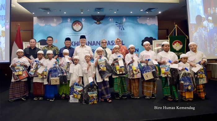 Semringah Anak-anak di Khitan Massal Kemendag Semringah Anak-anak di Khitan Massal Kemendag