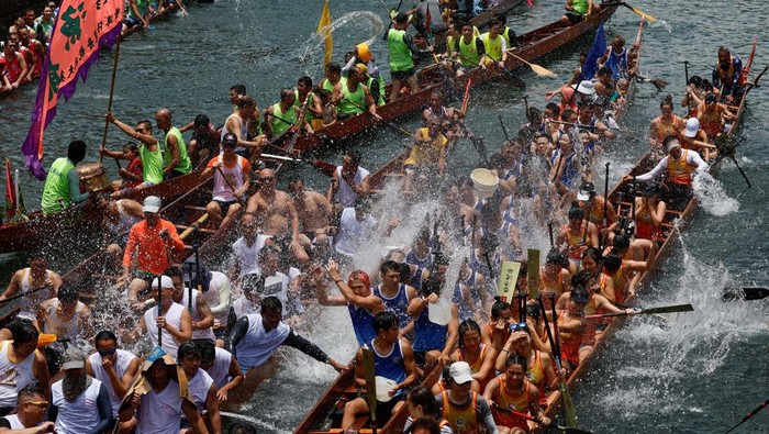 Serunya Festival Perahu Naga di Taiwan Participants compete in a dragon boat during the annual Dragon Boat Festival in Taipei, Taiwan June 22, 2023. REUTERS/Ann Wang