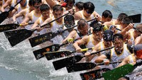 Para peserta dengan dikomandoi pemimpin, kompak mendayung perahu dagang untuk jadi yang tercepat.  