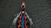 Menyantap bacang dan mendayung perahu naga adalam simbol utama festival ini.  