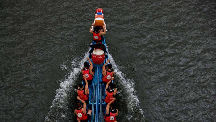 Participants compete in a dragon boat during the annual Dragon Boat Festival in Taipei, Taiwan June 22, 2023. REUTERS/Ann Wang