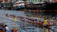 Peserta berkompetisi dalam perahu naga selama Festival Perahu Naga tahunan di Taipei, Taiwan 22 Juni 2023.  