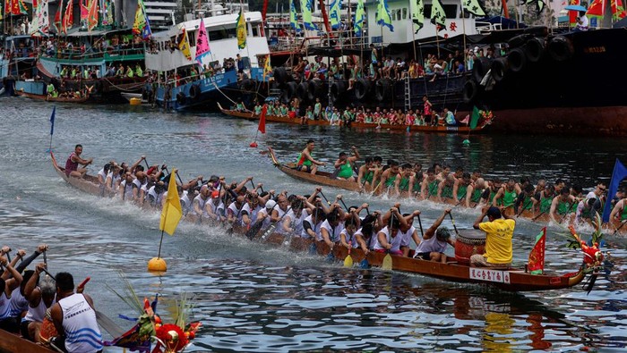 Participants compete in a dragon boat during the annual Dragon Boat Festival in Taipei, Taiwan June 22, 2023. REUTERS/Ann Wang