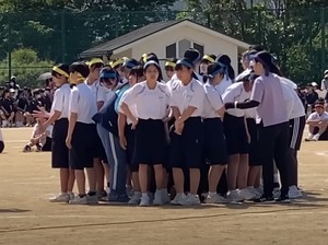 Pelajar Jepang Kompak Bantu Siswi Berhijab, Ini Pentingnya Pendidikan Karakter bagi Anak
