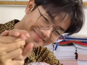 Mirip Artis Korea, Bapak Guru di Bandung Ini Viral Bikin Semangat Sekolah