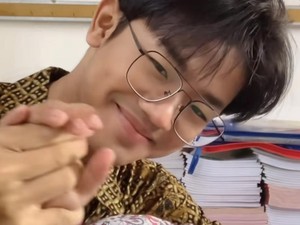 Mirip Artis Korea, Bapak Guru di Bandung Ini Viral Bikin Semangat Sekolah
