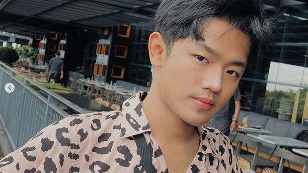 Sosok guru viral mirip artis Korea bikin salfok.