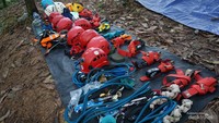 Peralatan untuk masuk gua Cikarae safety first
