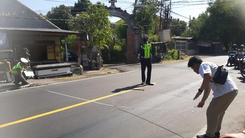 Polres Buleleng saat melakukan olah TKP peristiwa tabrak lari Jalan Raya Singaraja-Lovina, Desa Tukadmungga, Kecamatan/Kabupaten Buleleng, Kamis (22/6/2023).