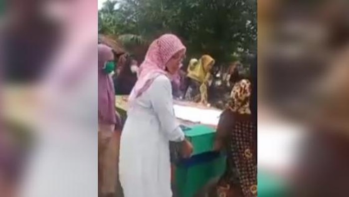Tangkapan layar video viral emak-emak di Asahan membongkar judi tembak ikan