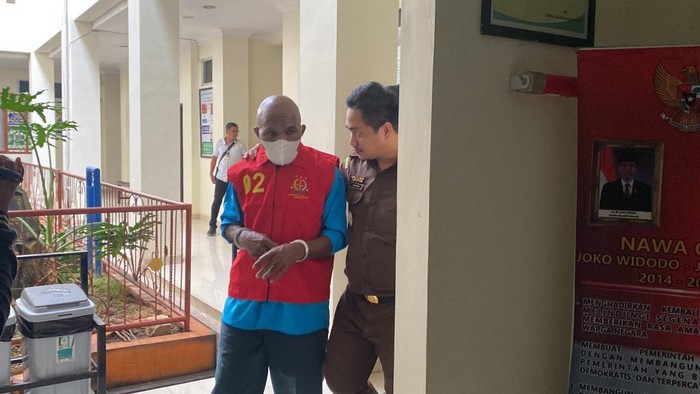 Tersangka Kasus dugaan korupsi anggaran Disdukcapil Kabupaten Maybrat gunakan rompi merah, saat digiring oleh Kejaksaan Negeri Sorong.