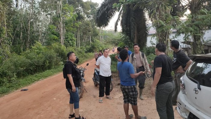 TKP pembacokan penjaga kebun kelapa sawit oleh 4 orang perampok.