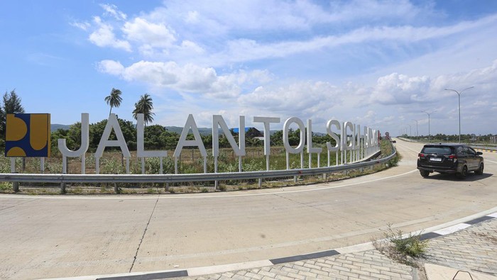 Kendaraan melintas menuju Gerbang Tol Baitussalam di Aceh Besar, Aceh, Kamis (22/6/2023). Jalan Tol Trans Sumatera (JTTS) ruas Sigli-Banda Aceh seksi 5 dan 6 (Blang Bintang-Baitussalam) mulai hari ini resmi beroperasi tanpa dikenakan tarif. ANTARA FOTO/Khalis Surry/foc.