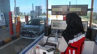 Petugas jalan tol memantau kendaraan yang melintas di Gerbang Tol Baitussalam di Aceh Besar, Aceh, Kamis (22/6/2023).  