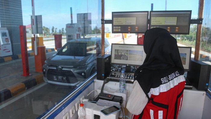 Tol Sigli-Banda Aceh Seksi 5-6 Dibuka Gratis Mulai Hari Ini Kendaraan melintas menuju Gerbang Tol Baitussalam di Aceh Besar, Aceh, Kamis (22/6/2023). Jalan Tol Trans Sumatera (JTTS) ruas Sigli-Banda Aceh seksi 5 dan 6 (Blang Bintang-Baitussalam) mulai hari ini resmi beroperasi tanpa dikenakan tarif. ANTARA FOTO/Khalis Surry/foc.