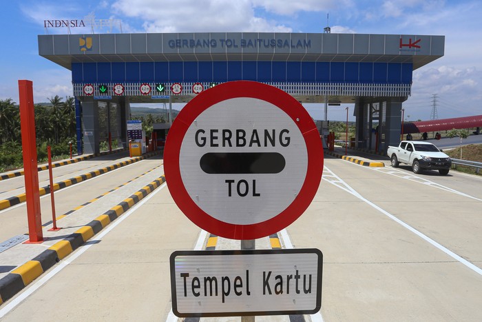 Kendaraan melintas menuju Gerbang Tol Baitussalam di Aceh Besar, Aceh, Kamis (22/6/2023). Jalan Tol Trans Sumatera (JTTS) ruas Sigli-Banda Aceh seksi 5 dan 6 (Blang Bintang-Baitussalam) mulai hari ini resmi beroperasi tanpa dikenakan tarif. ANTARA FOTO/Khalis Surry/foc.
